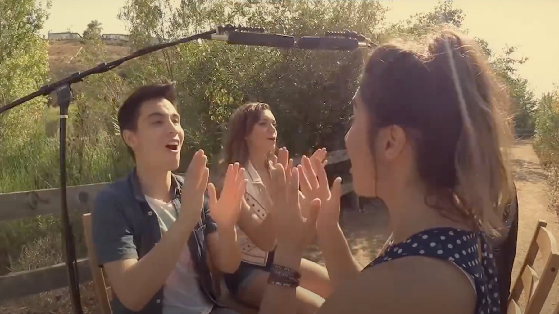 Skjermbilde fra video - 4 ungdommer synger og klapper